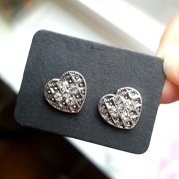 3 for $15 Cute silver tone Heart stud earrings - Picture 1 of 3